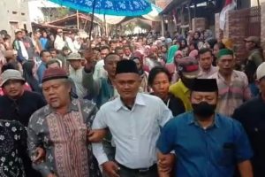 Ribuan Warga Kawal Satpam Jadi Kuwu 7 Ribuan Warga Kawal Satpam Jadi Kuwu