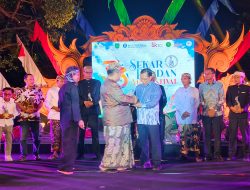 Sanggar Seni Sekar Pandan Beri Penghargaan Herman Khaeron 5 Sanggar Seni Sekar Pandan Beri Penghargaan Herman Khaeron