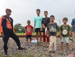 Jelang Liburan Sekolah, KAI Daop 3 Cirebon Tegaskan Larangan Anak-Anak Bermain di Jalur Kereta Api 7 Jelang Liburan Sekolah, KAI Daop 3 Cirebon Tegaskan Larangan Anak-Anak Bermain di Jalur Kereta Api