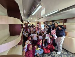 KAI Hadirkan Rail Library: Kelas Belajar Seru di Dalam Gerbong, Siswa Antusias Jelajahi Dunia Lewat Buku dan Teknologi 5 KAI Hadirkan Rail Library: Kelas Belajar Seru di Dalam Gerbong, Siswa Antusias Jelajahi Dunia Lewat Buku dan Teknologi