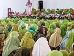 Muslimat NU Gelar Haul Pembina di Buntet, Sholawat dan Semangat Juang Ulama Menggema di GOR Mbah Muqoyim