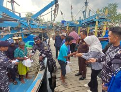 Kejari Cirebon Bersama TNI AL dan DPRD Tebar Ratusan Paket Sembako Untuk Nelayan
