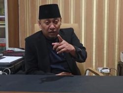 Kang Ujang Bustomi: Demo Anarkis Cemari Cirebon, Isu Gandakan Uang Hoaks