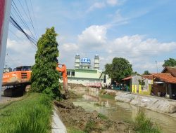 BBWS Lakukan Normalisasi dan Rehabilitasi Daerah Irigaai Cikeusik di Desa Leuweunggajah
