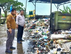 Hujan Tak Surutkan Tekad DLH Cirebon Tangani Sampah di TPS Kalirahayu