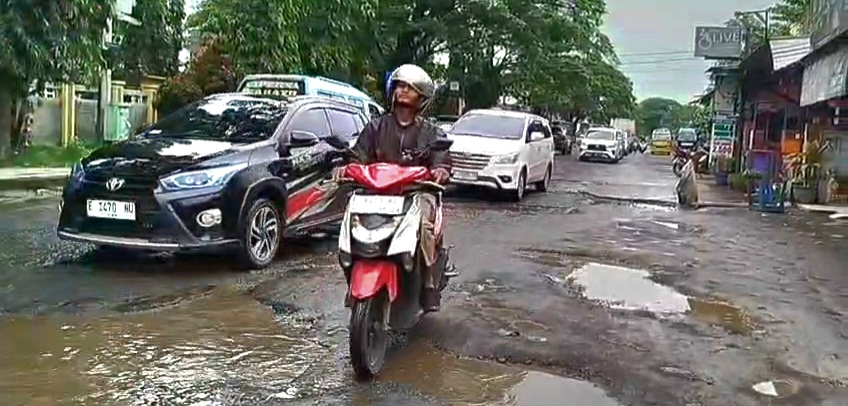 Jalan Kanci–Sindanglaut Rusak Parah, Warga Desak Pemerintah Segera Bertindak 1 VID 20260127 WA0006