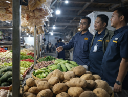 Bulog Sidak Pasar Jagasatru dan Pasalaran, Pastikan Harga Bahan Pokok Tetap Stabil