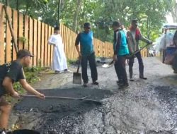 Ustaz Ujang Busthomi Perbaiki Jalan Rusak Mundu–Greged dengan Dana Pribadi