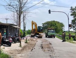 Kecamatan Ciledug Gandeng DLH, Kuras Tumpukan Sampah di Ruas Jalan Pelayangan
