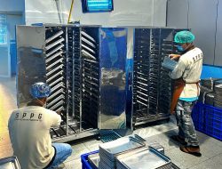 Cegah Kontaminasi Bakteri, Dapur SPPG Pangenan Ender Gunakan Teknologi Oven untuk Sterilisasi Wadah