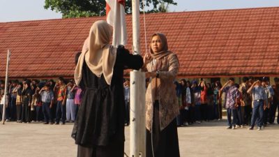 SMP Negeri 2 Pangenan Gelar Upacara Khidmat Peringati Hari Kartini, Seluruh Petugas dari Guru Perempuan
