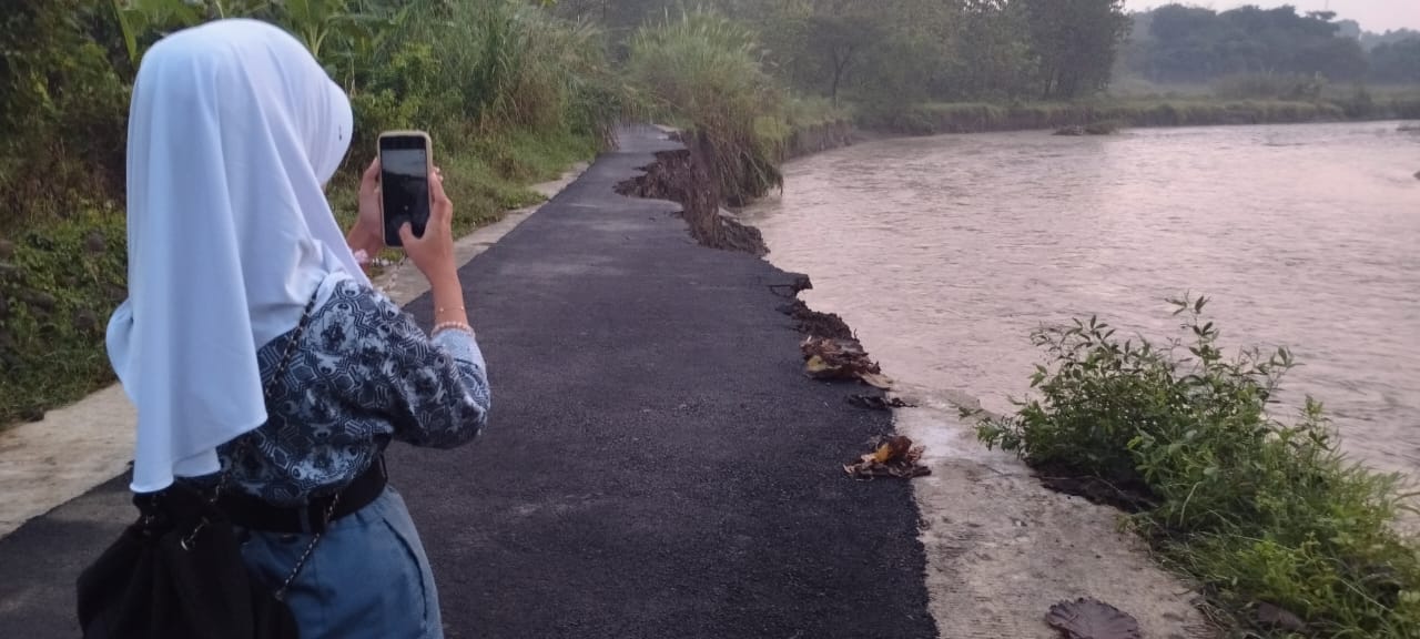 Jalan Penghubung Sedong Kidul–Karangwuni Putus Diterjang Banjir, 147 KK Terisolir dan 4 Rumah Rusak 1 IMG 20260519 WA0002