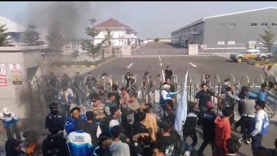 Massa Kepung PT Dynamic di Pabedilan, Tuntut Warga Lokal Dilibatkan dalam Pengelolaan Limbah